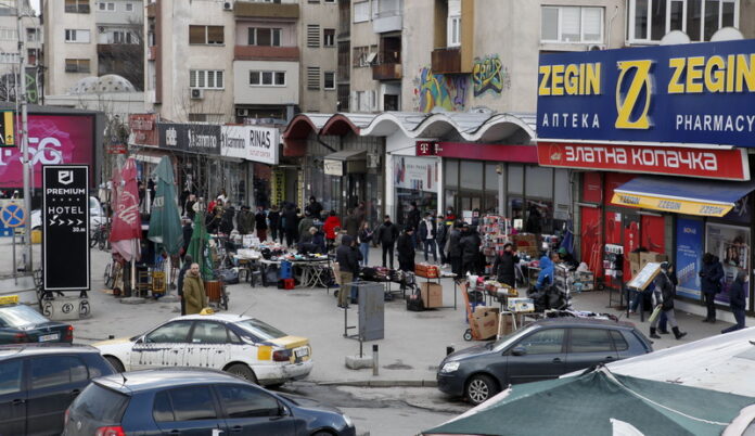 Tairi: Kaos në Bit Pazar dhe stacionin e autobusëve – trotuaret e bllokuara nga shitësit