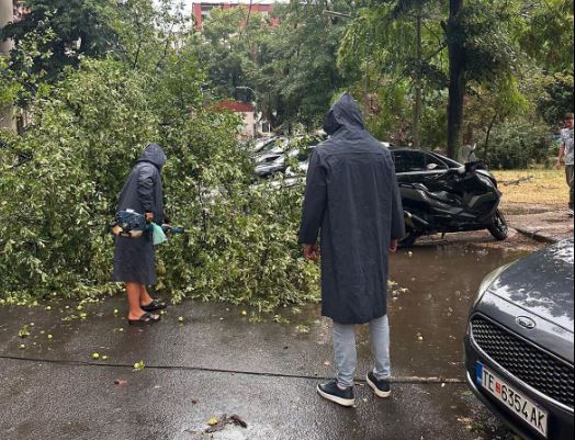 Shkupi goditet nga moti i lig, reshje të rrëmbyeshme shiu dhe erë e fortë