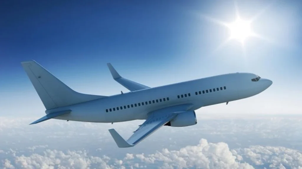 Defekti i avionit theu xhamin dhe një person u tërhoq nga rrjedha e ajrit, por u shpëtua nga pasagjerët tjerë