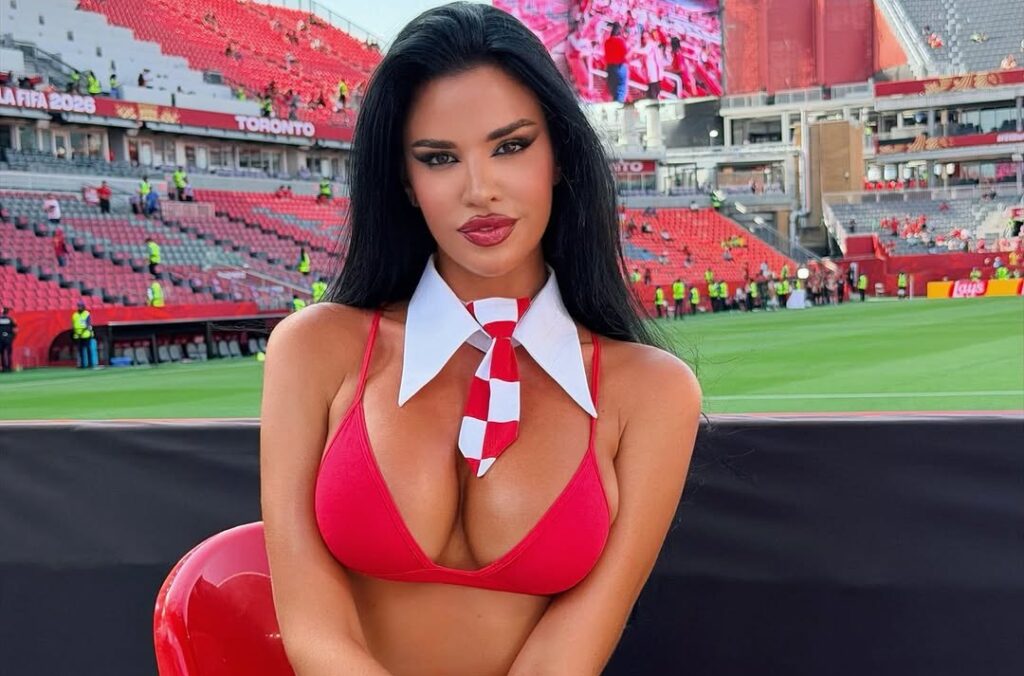 Pozë provokuese: Rrjeti ziehet nga Ivana teksa pozon pa sytjena