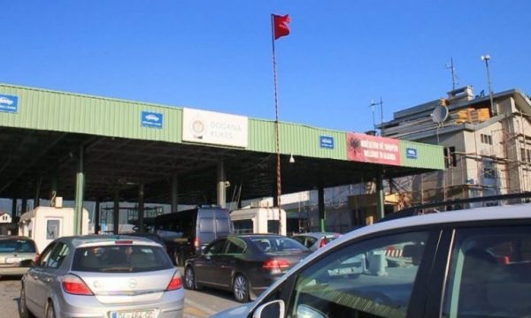 Shqipëria regjistron qytetarët kosovarë që hyjnë në kufi, krijohet kolona rreth 3,5 kilometra