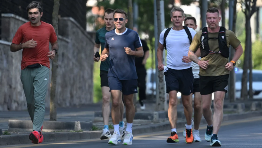 Samiti i NATO-s nuk e ndal Macronin, presidenti francez del për vrap në Ankara (VIDEO)