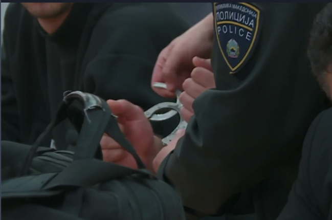 Tre shkupjanë në pranga për vjedhje  policia gjen mallrat në automjetin e tyre në Veles