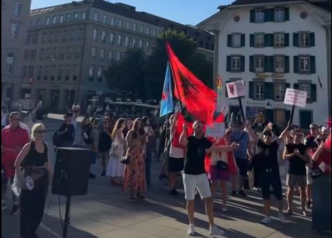 Media zvicerane raporton nga protesta e diasporës shqiptare në Bernë